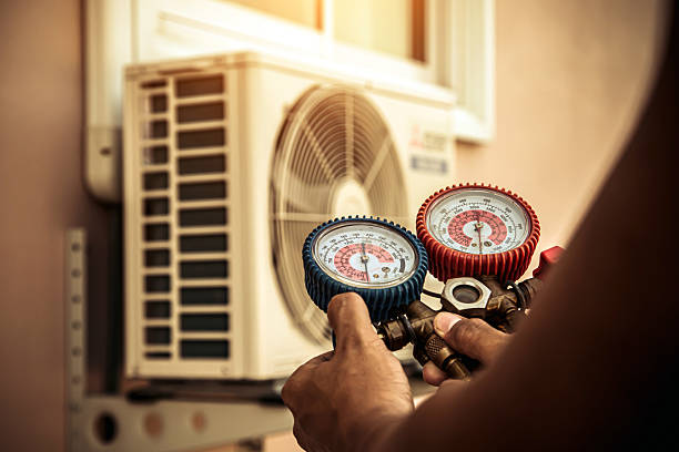 Professional Ac Installation technician working in Woodstock, IL